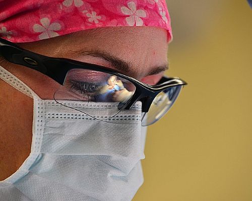 Nemocnice Na Homolce jako první na světě přichází s novou léčbou vysokého krevního tlaku