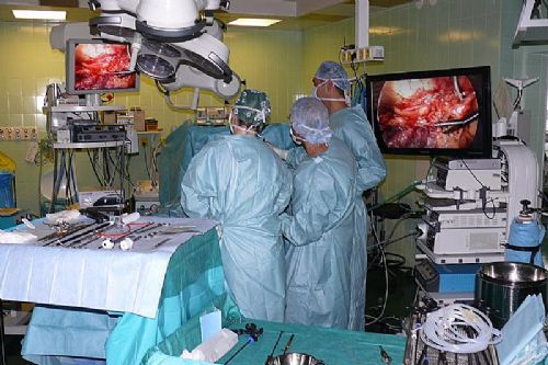 Lékaři Nemocnice České Budějovice, a. s. odoperovali už 100 pacientů se srdeční arytmií bez velkých chirurgických řezů