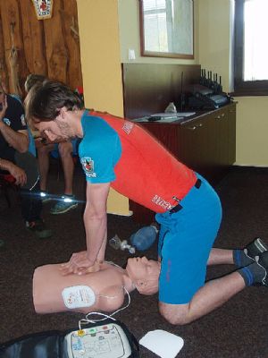 Horská služba na Špičáku cvičila resuscitaci s pomocí AED defibrilátoru